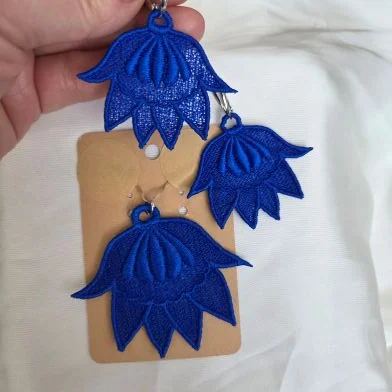 Mały zestaw koronkowej biżuterii - kwiat lotosu