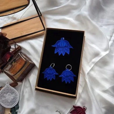 Mały zestaw koronkowej biżuterii - kwiat lotosu