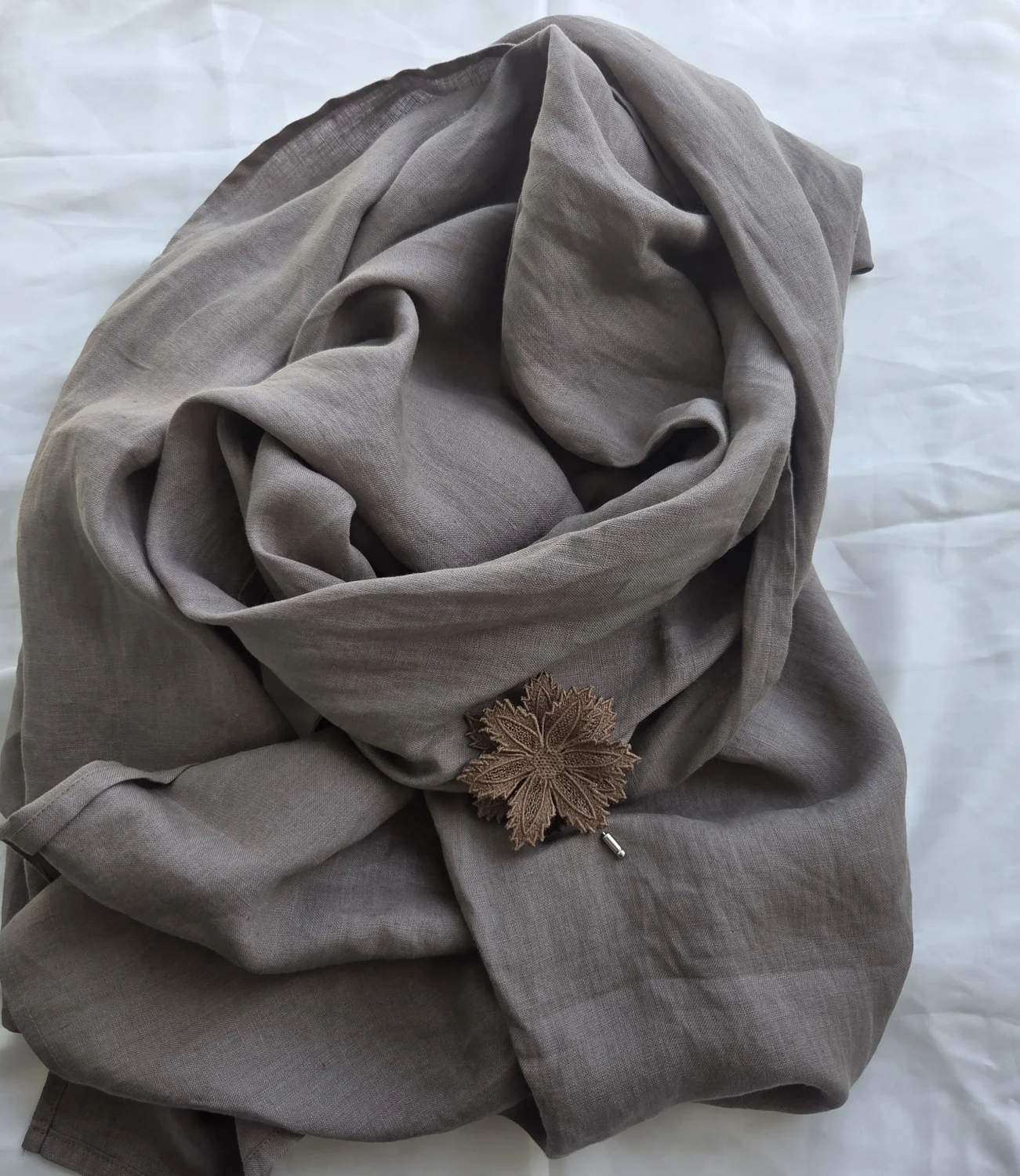 Koronkowy Duet — len i haft w tonacji taupe