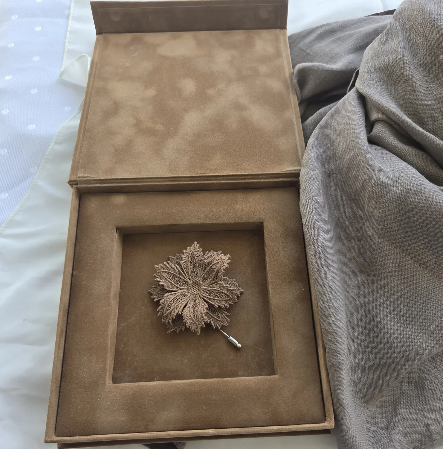 Koronkowy Duet — len i haft w tonacji taupe